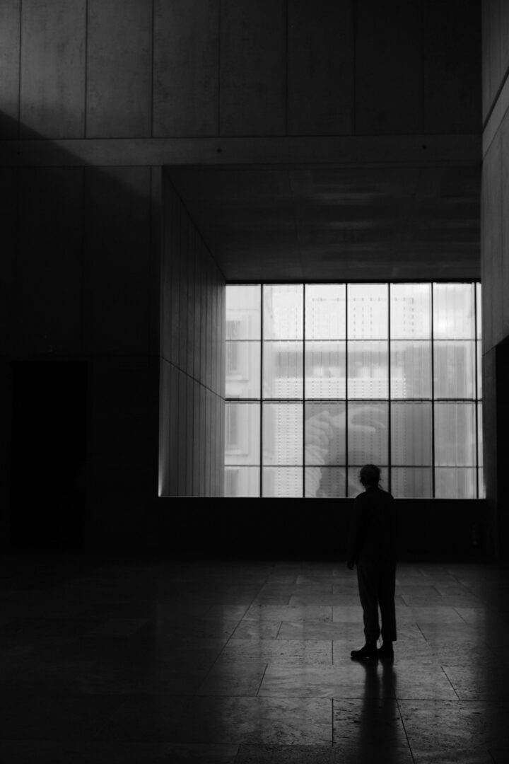 Dieses Street Photography Foto zeigt eine Silhouette vor der Fensterfront im Museum in Leipzig.