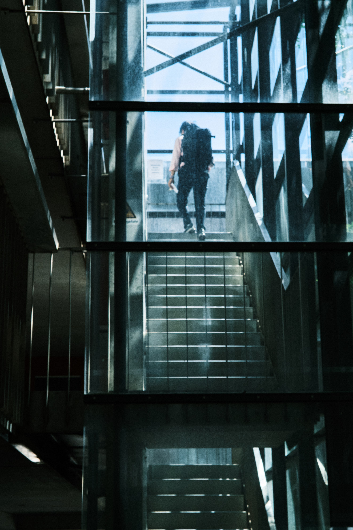 Ein Straßenfotografie Foto eines gläsernen Treppenhaus.